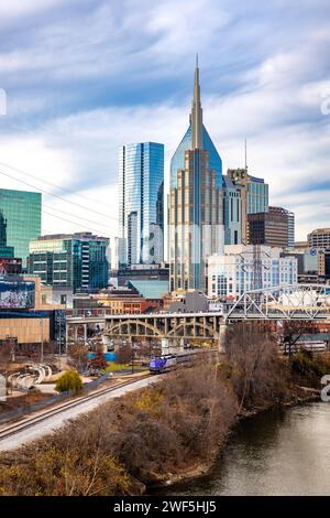 Nashville, TN, USA - 12-24-2023: Malerischer Blick auf die Skyline von Downtown Nashville und den Cumberland River bei Sonnenuntergang Stockfoto