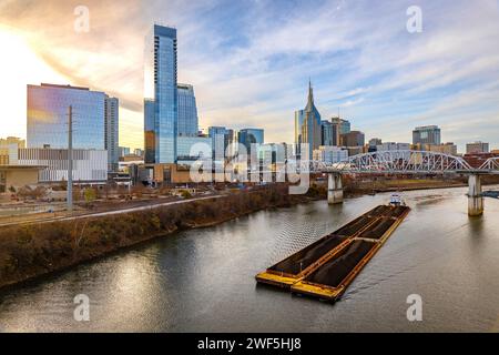 Nashville, TN, USA - 12-24-2023: Malerischer Blick auf die Skyline von Downtown Nashville und den Cumberland River bei Sonnenuntergang Stockfoto