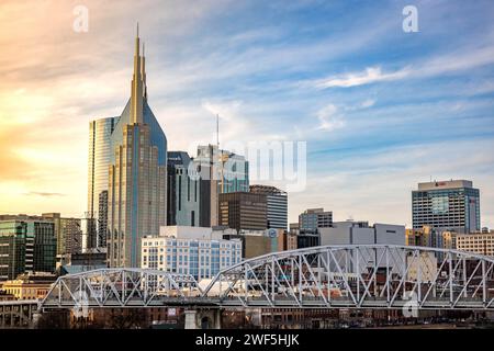 Nashville, TN, USA - 12-24-2023: Malerischer Blick auf die Skyline von Downtown Nashville und den Cumberland River bei Sonnenuntergang Stockfoto