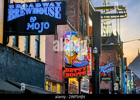 Nashville, TN, USA - 24.12.2023: Berühmte Neon-Zeichen der Blues-Clubs in der Beale Street am Tag in der Innenstadt von Nashville Stockfoto