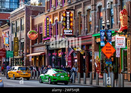Nashville, TN, USA - 24.12.2023: Berühmte Neon-Zeichen der Blues-Clubs in der Beale Street am Tag in der Innenstadt von Nashville Stockfoto