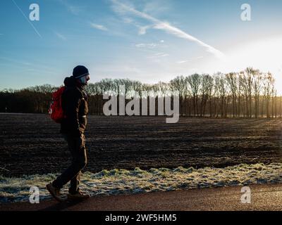 Malden, Gelderland, Niederlande. Januar 2024. Ein Mann wird an einem sehr kalten Morgen beim Wandern gesehen. Nachdem drei benannte Stürme (Sturm Henk, Sturm Jocelyn und Sturm Isha) im Januar durch die Niederlande gezogen wurden, haben an diesem Wochenende die eisigen Temperaturen in der Nacht die Landschaft in weiße Landschaften verwandelt. Am Sonntagmorgen genossen Wanderer und Biker bei ihren Outdoor-Sportarten sonnige und kalte Temperaturen. (Credit Image: © Ana Fernandez/SOPA Images via ZUMA Press Wire) NUR REDAKTIONELLE VERWENDUNG! Nicht für kommerzielle ZWECKE! Stockfoto