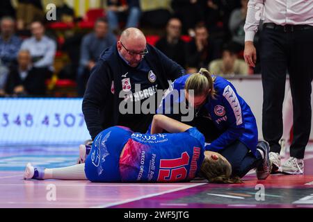 Busto Arsizio, Italien. Januar 2024. Adelina Ungureanu #19 von Wash4green Pinerolo wurde während des Spiels der Volley Serie A Frauen 2023/24 zwischen UYBA E-Work Volley Busto Arsizio und Wash4green Pinerolo in der E-Work Arena, Busto Arsizio, Italien am 28. Januar 2024 verletzt Stockfoto