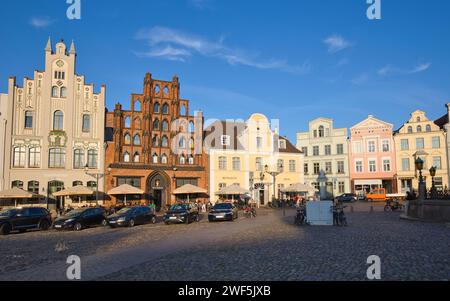 Deutschland, Mecklenburg-Vorpommern, Wismar - 25. Juli 2023: Gebäude auf dem Marktplatz. Stockfoto