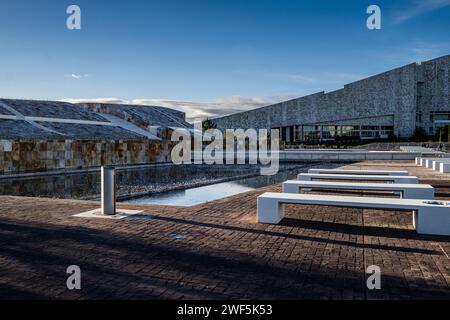 Majestätischer Blick auf La Cidade da Cultura de Galicia (die Stadt der Kultur Galiciens) in Santiago de Compostela, Spanien. Stockfoto