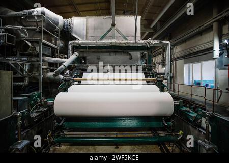 Altpapier-Recycling-Anlage. Maschine für die Produktion von Papierrollen. Stockfoto