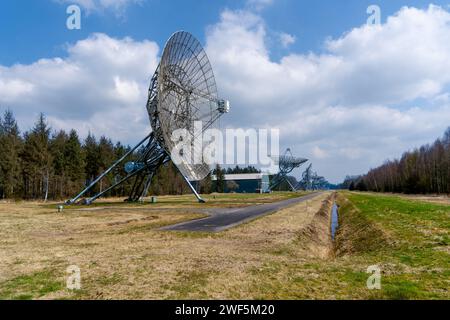 Zwei Satellitenschalen auf dem Gras auf einem offenen Feld Stockfoto