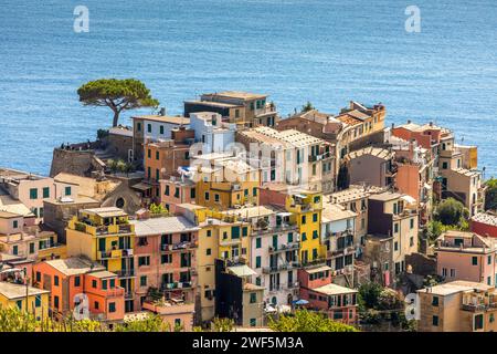 Corniglia, Italien - 2. August 2023: Panoramablick auf das Dorf Corniglia im Nationalpark Cinque Terre in Italien Stockfoto