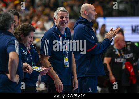 Köln, Deutschland. Januar 2024. Happiness of Head Coach Guillaume Gille (Frankreich) nach dem Gewinn des Spiels Menâ&#x80;&#x99;s EHF Euro 2024 zwischen Frankreich und Dänemark in der Lanxess Arena, Köln, Deutschland Credit: Independent Photo Agency/Alamy Live News Stockfoto