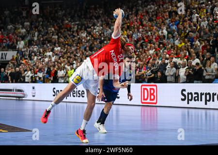 Köln, Deutschland. Januar 2024. 7m Wurf Mikkel Hansen (Dänemark) im Finale des Menâ&#x80;&#x99;s EHF Euro 2024 Spiel zwischen Frankreich und Dänemark in der Lanxess Arena, Köln, Deutschland Credit: Independent Photo Agency/Alamy Live News Stockfoto