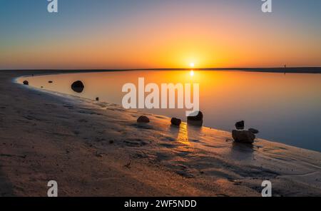 Blick auf die Küste in der Nähe von Risco Del Paso und Sotavento Strand beleuchtet bei Sonnenaufgang auf der Vulkaninsel Fuerteventura in Spanien Stockfoto