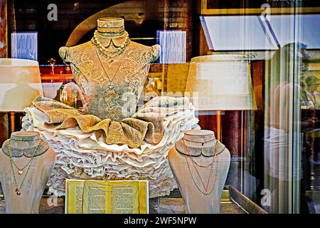 Weibliche Schaufensterpuppe in einem teuren Brokatkleid mit Golddekorationen in einem Vintage-Interieur Stockfoto