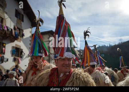 Ituren, Spanien. Januar 2024. Mehrere Ioaldunaks bereiten sich auf die Karnevalsfeier in Ituren vor. Quelle: SOPA Images Limited/Alamy Live News Stockfoto