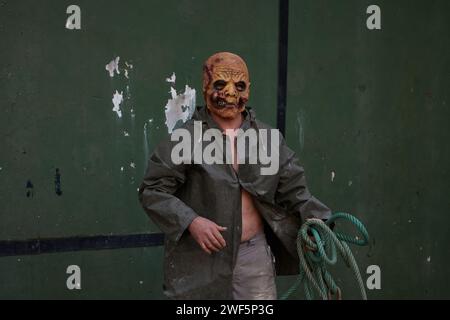 Ituren, Spanien. Januar 2024. Ein maskierter Mann, der im Ituren fronton während der Feier des Ituren Karnevals gesehen wurde. Quelle: SOPA Images Limited/Alamy Live News Stockfoto