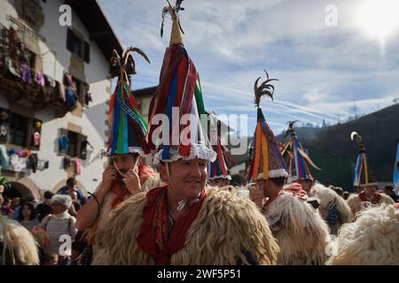 Ituren, Spanien. Januar 2024. Mehrere Ioaldunaks bereiten sich auf die Karnevalsfeier in Ituren vor. Quelle: SOPA Images Limited/Alamy Live News Stockfoto