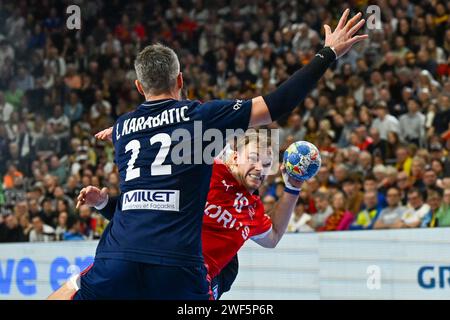 Köln, Deutschland. Januar 2024. Mathias Gidsel (Dänemark) im Kampf gegen Luka Karabatic (Frankreich) im Finale des Menâ&#x80;&#x99;s EHF Euro 2024 Spiel zwischen Frankreich und Dänemark in der Lanxess Arena, Köln, Deutschland Credit: Independent Photo Agency/Alamy Live News Stockfoto