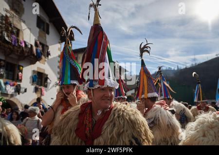 Ituren, Spanien. Januar 2024. Mehrere Ioaldunaks bereiten sich auf die Karnevalsfeier in Ituren vor. (Foto von Elsa A Bravo/SOPA Images/SIPA USA) Credit: SIPA USA/Alamy Live News Stockfoto