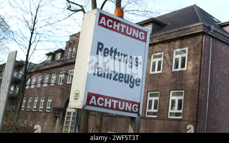 Vor der Einfahrt zur Asklepios Klinik Wandsbek im Marienthal steht ein Schild mit der Aufschrift Achtung Rettungsfahrzeuge. Symbolbild/Symbolfoto. Wandsbek Hamburg *** vor dem Eingang zur Asklepios Klinik Wandsbek in Marienthal befindet sich ein Schild mit der Aufschrift Achtung Rettungsfahrzeuge Symbolbild Symbolfoto Wandsbek Hamburg Stockfoto