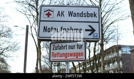 Vor der Einfahrt zur Asklepios Klinik Wandsbek im Marienthal steht ein Wegweiser zur Notaufnahme. Symbolbild/Symbolfoto. Wandsbek Hamburg *** vor dem Eingang zur Asklepios Klinik Wandsbek in Marienthal befindet sich ein Wegweiser zur Notaufnahme Symbolbild Symbolbild Wandsbek Hamburg Stockfoto