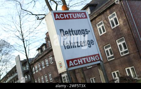 Vor der Einfahrt zur Asklepios Klinik Wandsbek im Marienthal steht ein Schild mit der Aufschrift Achtung Rettungsfahrzeuge. Symbolbild/Symbolfoto. Wandsbek Hamburg *** vor dem Eingang zur Asklepios Klinik Wandsbek in Marienthal befindet sich ein Schild mit der Aufschrift Achtung Rettungsfahrzeuge Symbolbild Symbolfoto Wandsbek Hamburg Stockfoto