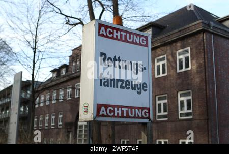 Vor der Einfahrt zur Asklepios Klinik Wandsbek im Marienthal steht ein Schild mit der Aufschrift Achtung Rettungsfahrzeuge. Symbolbild/Symbolfoto. Wandsbek Hamburg *** vor dem Eingang zur Asklepios Klinik Wandsbek in Marienthal befindet sich ein Schild mit der Aufschrift Achtung Rettungsfahrzeuge Symbolbild Symbolfoto Wandsbek Hamburg Stockfoto