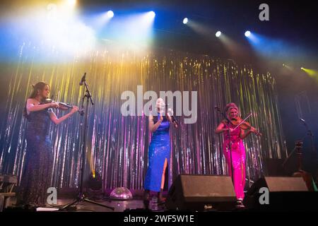 Glasgow Schottland. 21. Januar 2024. Die schottische Sängerin Julie Fowlis trat mit Kinnaris Quintet, der schottischen Folk Band, auf dem Old Fruitmarket bei Celtic Connections 2024 auf. Foto Pauline Keightley/Alamy. Stockfoto