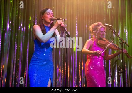 Glasgow Schottland. 21. Januar 2024. Die schottische Sängerin Julie Fowlis trat mit Kinnaris Quintet, der schottischen Folk Band, auf dem Old Fruitmarket bei Celtic Connections 2024 auf. Foto Pauline Keightley/Alamy. Stockfoto