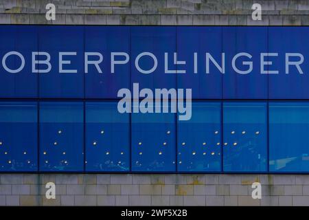 Oberpollinger-Schriftzug an der Fassade des Kaufhauses in München. Stockfoto