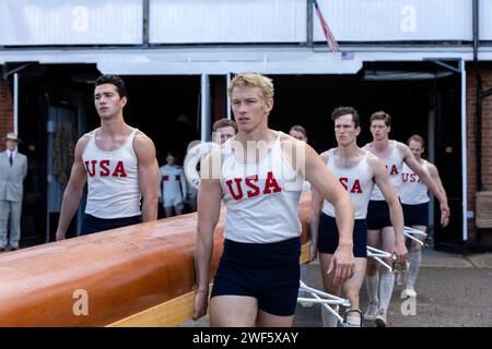 The Boys in the Boat (2023) von George Clooney mit Bruce Herbelin-Earle als Shorty Hunt, Callum Turner als Joe Rantz und Wil Coban als Jim McMillan. Eine Geschichte aus den 1930er Jahren dreht sich um das Ruderteam der University of Washington, von ihren Anfängen in der Depression bis hin zum Goldgewinn bei den Olympischen Spielen 1936 in Berlin. Werbefoto ***NUR REDAKTIONELLE VERWENDUNG***. Quelle: BFA / Laurie Sparham / Metro-Goldwyn-Mayer Stockfoto