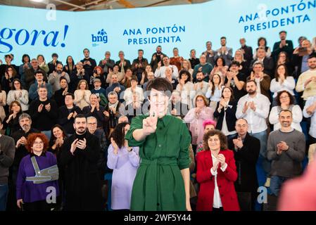 santiago, spanien. Januar 2024. Sonderwahlen in Galicien: ANA Ponton, Kandidat der BNG für die Präsidentschaft der Xunta de Galicien, eröffnet den Wahlkampf in Santiago, umgeben von den regionalen Kandidaten der vier Provinzen Galiciens und der Oberbürgerin Santiago als Gastgeberin des Treffens. Quelle: Xan Gasalla/Alamy Live News Stockfoto