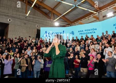 santiago, spanien. Januar 2024. Sonderwahlen in Galicien: ANA Ponton, Kandidat der BNG für die Präsidentschaft der Xunta de Galicien, eröffnet den Wahlkampf in Santiago, umgeben von den regionalen Kandidaten der vier Provinzen Galiciens und der Oberbürgerin Santiago als Gastgeberin des Treffens. Quelle: Xan Gasalla/Alamy Live News Stockfoto