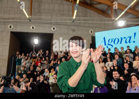 santiago, spanien. Januar 2024. Sonderwahlen in Galicien: ANA Ponton, Kandidat der BNG für die Präsidentschaft der Xunta de Galicien, eröffnet den Wahlkampf in Santiago, umgeben von den regionalen Kandidaten der vier Provinzen Galiciens und der Oberbürgerin Santiago als Gastgeberin des Treffens. Quelle: Xan Gasalla/Alamy Live News Stockfoto