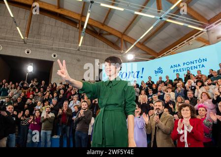 santiago, spanien. Januar 2024. Sonderwahlen in Galicien: ANA Ponton, Kandidat der BNG für die Präsidentschaft der Xunta de Galicien, eröffnet den Wahlkampf in Santiago, umgeben von den regionalen Kandidaten der vier Provinzen Galiciens und der Oberbürgerin Santiago als Gastgeberin des Treffens. Quelle: Xan Gasalla/Alamy Live News Stockfoto