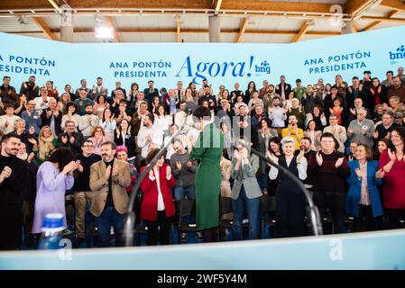 santiago, spanien. Januar 2024. Sonderwahlen in Galicien: ANA Ponton, Kandidat der BNG für die Präsidentschaft der Xunta de Galicien, eröffnet den Wahlkampf in Santiago, umgeben von den regionalen Kandidaten der vier Provinzen Galiciens und der Oberbürgerin Santiago als Gastgeberin des Treffens. Quelle: Xan Gasalla/Alamy Live News Stockfoto