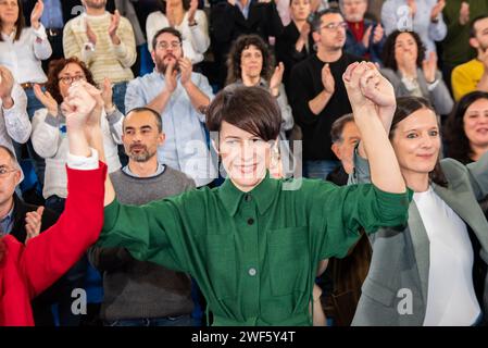 santiago, spanien. Januar 2024. Sonderwahlen in Galicien: ANA Ponton, Kandidat der BNG für die Präsidentschaft der Xunta de Galicien, eröffnet den Wahlkampf in Santiago, umgeben von den regionalen Kandidaten der vier Provinzen Galiciens und der Oberbürgerin Santiago als Gastgeberin des Treffens. Quelle: Xan Gasalla/Alamy Live News Stockfoto