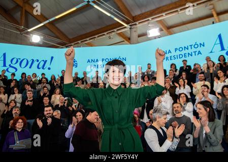 santiago, spanien. Januar 2024. Sonderwahlen in Galicien: ANA Ponton, Kandidat der BNG für die Präsidentschaft der Xunta de Galicien, eröffnet den Wahlkampf in Santiago, umgeben von den regionalen Kandidaten der vier Provinzen Galiciens und der Oberbürgerin Santiago als Gastgeberin des Treffens. Quelle: Xan Gasalla/Alamy Live News Stockfoto