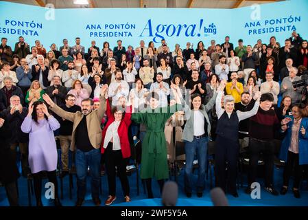 santiago, spanien. Januar 2024. Sonderwahlen in Galicien: ANA Ponton, Kandidat der BNG für die Präsidentschaft der Xunta de Galicien, eröffnet den Wahlkampf in Santiago, umgeben von den regionalen Kandidaten der vier Provinzen Galiciens und der Oberbürgerin Santiago als Gastgeberin des Treffens. Quelle: Xan Gasalla/Alamy Live News Stockfoto