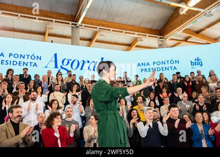 santiago, spanien. Januar 2024. Sonderwahlen in Galicien: ANA Ponton, Kandidat der BNG für die Präsidentschaft der Xunta de Galicien, eröffnet den Wahlkampf in Santiago, umgeben von den regionalen Kandidaten der vier Provinzen Galiciens und der Oberbürgerin Santiago als Gastgeberin des Treffens. Quelle: Xan Gasalla/Alamy Live News Stockfoto