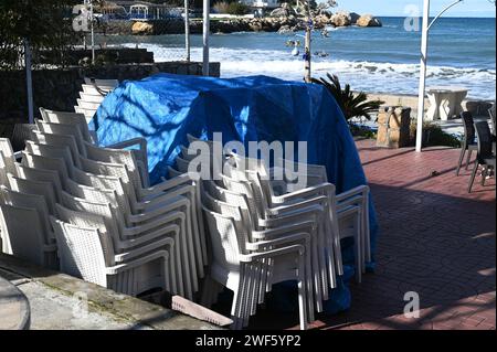 Plastikstühle für den Winter in einem Restaurant gefaltet Stockfoto