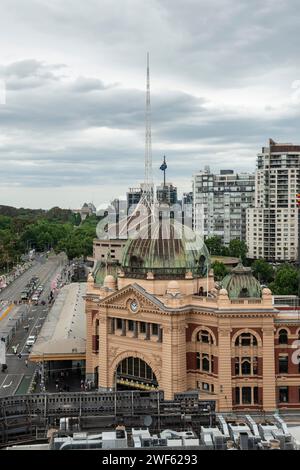 Blick auf den Bahnhof Flinders Street und die Swanston Street in Richtung Yarra River und Queen Victoria Gardens, Melbourne, Australien Stockfoto
