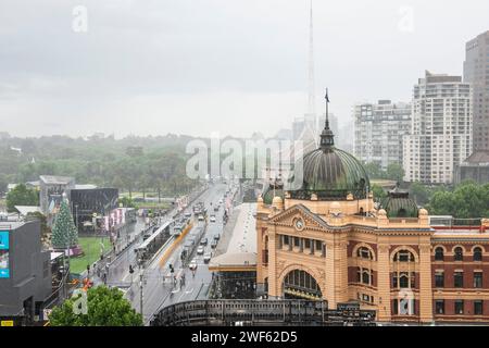 Blick auf den Bahnhof Flinders Street und die Swanston Street in Richtung Yarra River und Queen Victoria Gardens, Melbourne, Australien Stockfoto