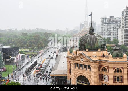 Blick auf den Bahnhof Flinders Street und die Swanston Street in Richtung Yarra River und Queen Victoria Gardens, Melbourne, Australien Stockfoto