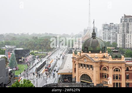 Blick auf den Bahnhof Flinders Street und die Swanston Street in Richtung Yarra River und Queen Victoria Gardens, Melbourne, Australien Stockfoto