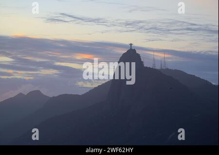 Der Gipfel des Corcovado mit Cristo Redentor vom Sugarloaf (Pão de Açúcar) aus gesehen, Rio de Janeiro BR Stockfoto