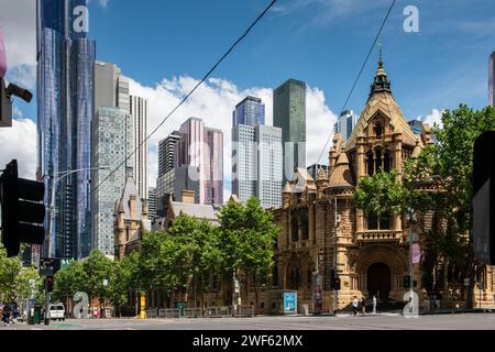 Ecke La Trobe Street und Russell Street im zentralen Geschäftsviertel von Melbourne. RMIT University auf der rechten Seite und State Library Victoria, Australien Stockfoto