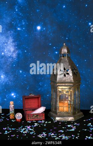 Kristalle und Edelsteine sitzen neben einer Laterne als metaphysische Symbole. Stockfoto