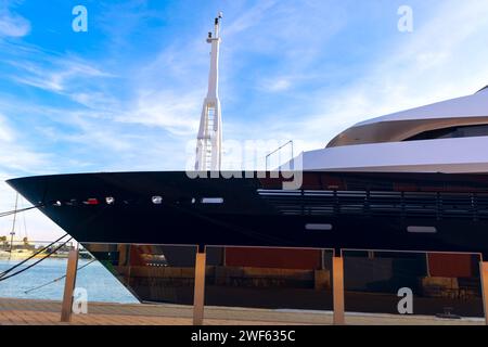 Blick auf den vorderen Teil der Luxusyachten im Hafen Stockfoto