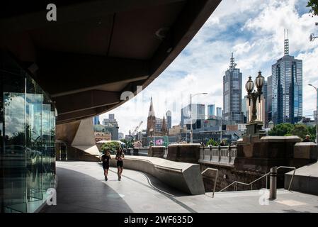 Skyline von Melbourne, vom Hamer Hall Arts Centre, Victoria, Australien Stockfoto