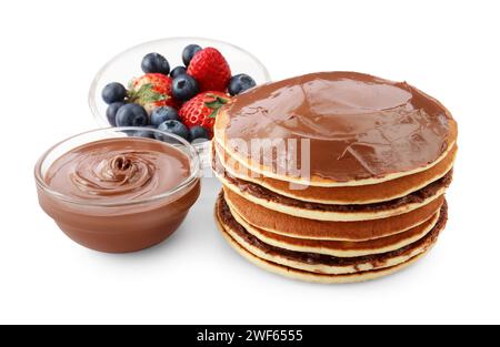 Leckere Pfannkuchen mit Schokoladenpaste und Beeren isoliert auf weiß Stockfoto
