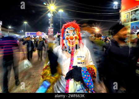 Kalkutta, Indien. Januar 2024. Ein als Joker gekleideter Mann posiert für ein Foto während der Internationalen Buchmesse in Kalkutta. Die 47. Internationale Buchmesse in Kalkutta, die sich in erster Linie für die breite Öffentlichkeit und nicht für Großhändler richtet, ist nach der Frankfurter Buchmesse und der Londoner Buchmesse die drittgrößte jährliche Buchsammlung der Welt. Quelle: SOPA Images Limited/Alamy Live News Stockfoto